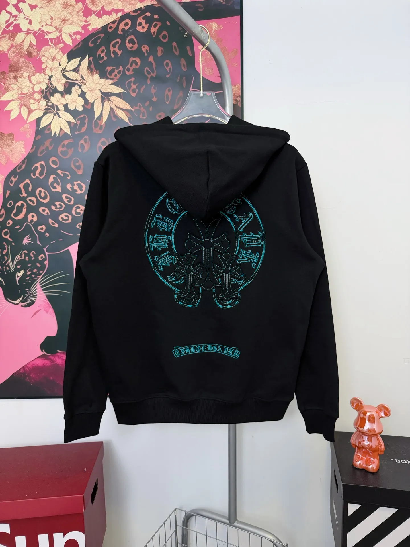 P320 Chrome Hearts large label embroidered hooded jacket ChromeHearts counter, made of 430g double-strand double yarn pure cotton terry fabric, original custom hardware zipper, details restored in place, very textured on the handle, three-dimensional and atmospheric, versatile and easy to wear in autumn, simple and elegant, using os version The upper body effect is very good, suitable for all body types, soft and comfortable, CH Sanskrit embroidered letters on the front ➕ Horseshoe Sanskrit large leather label on the back The small mark on the hem is the finishing touch. It is machine washable. It will not fade or deform. It has complete accessories. Original mold opening. Perfect restoration. ZP 2:1. Same style for men and women. Versatile and not picky. Size: s m l xl. Color: black